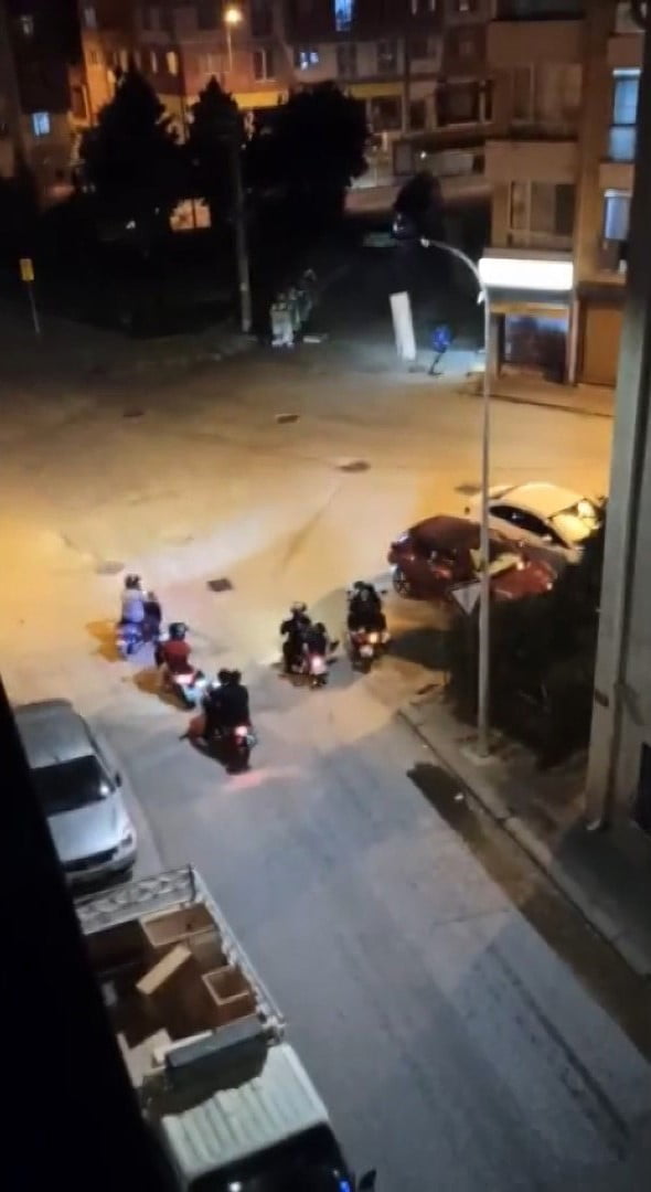 ESKİŞEHİR'DE GECE SAATLERİNDE BİR ARAYA GELİP EGZOZ SESLERİ İLE MAHALLE SAKİNLERİNİ RAHATSIZ EDEN...