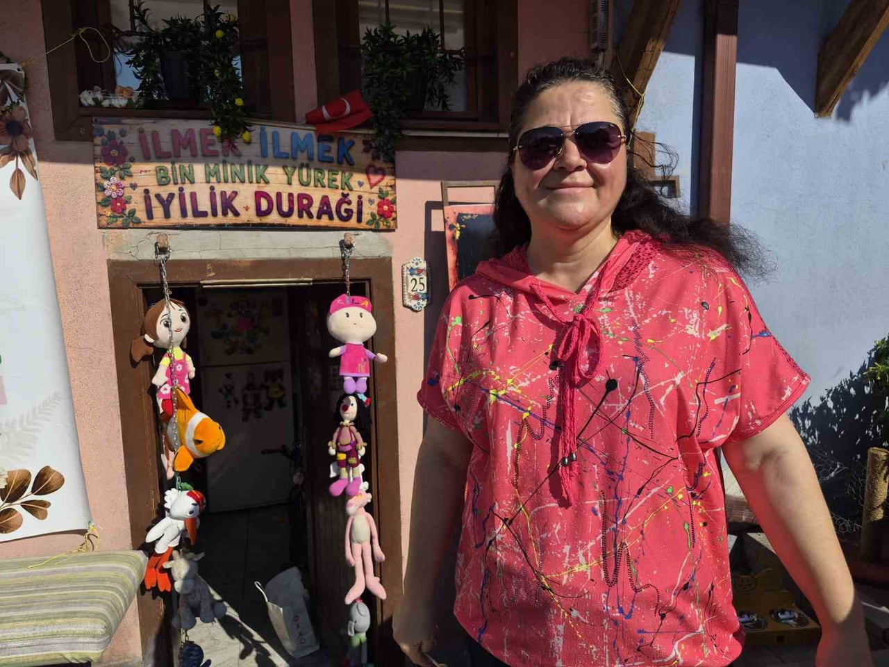 ESKİŞEHİR'DE HAYIRSEVERLER TARAFINDAN AÇILAN 'İYİLİK DURAĞI'NA GELEN İHTİYAÇ SAHİBİ ÇOCUKLAR...