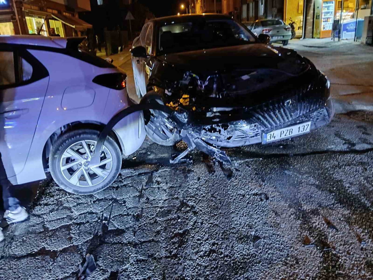 ESKİŞEHİR'DE  İLÇESİNDE İKİ ARACIN ÇARPIŞMASI SONUCU MEYDANA GELEN TRAFİK KAZASINDA ŞANS ESERİ...