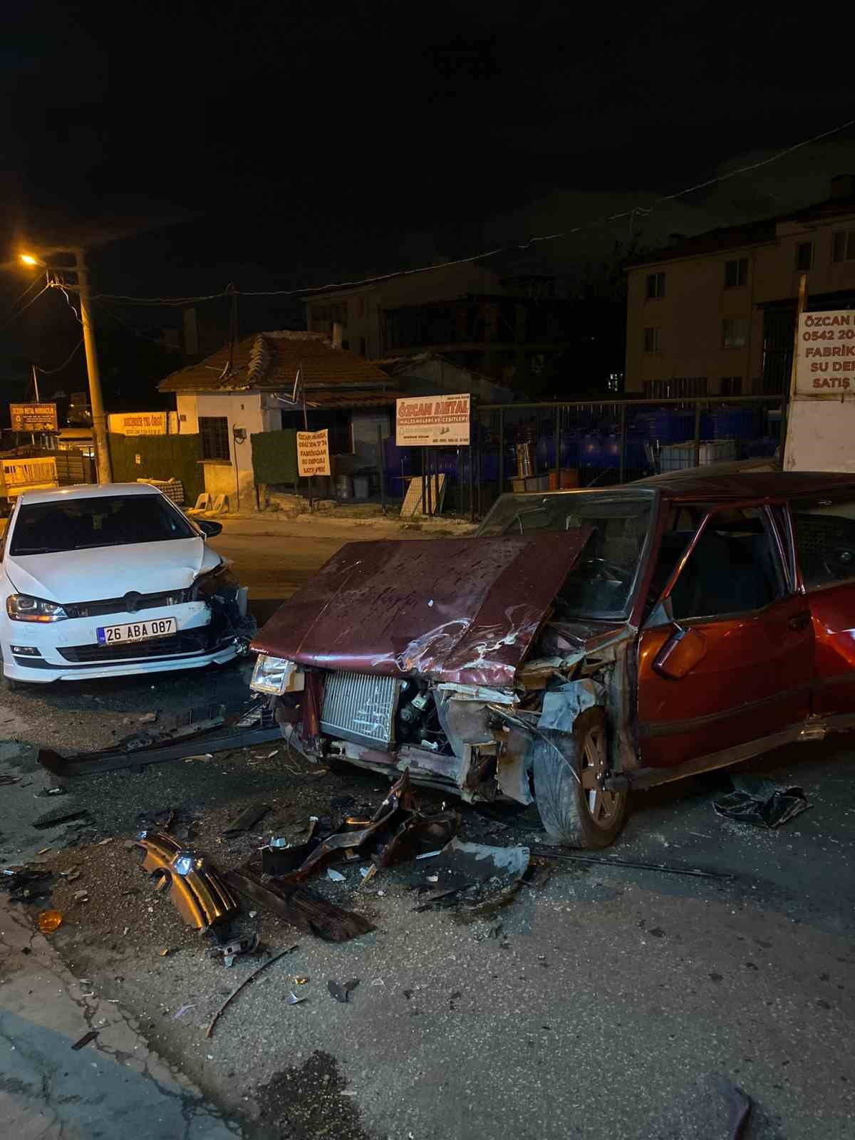 ESKİŞEHİR'DE KAFA KAFAYA ÇARPIŞAN 2 OTOMOBİLDE MADDİ HASAR OLUŞTU.