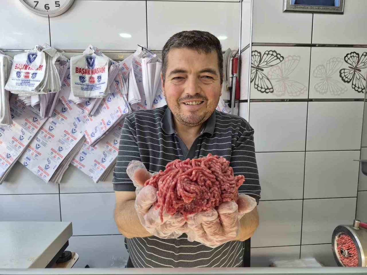 ESKİŞEHİR'DE KASAPLIK YAPAN KADİR ŞEN, VATANDAŞLARIN GIDA ZEHİRLENMESİ YAŞAMAMAK İÇİN SICAK...