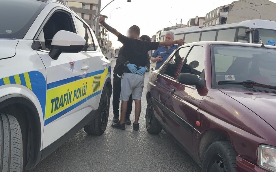 ESKİŞEHİR'DE KAVŞAKTA ÇALIŞAN OTOMOBİLDE SIZAN VE POLİS EKİPLERİNCE GÜÇLÜKLE UYANDIRILAN 2 ŞAHSIN...