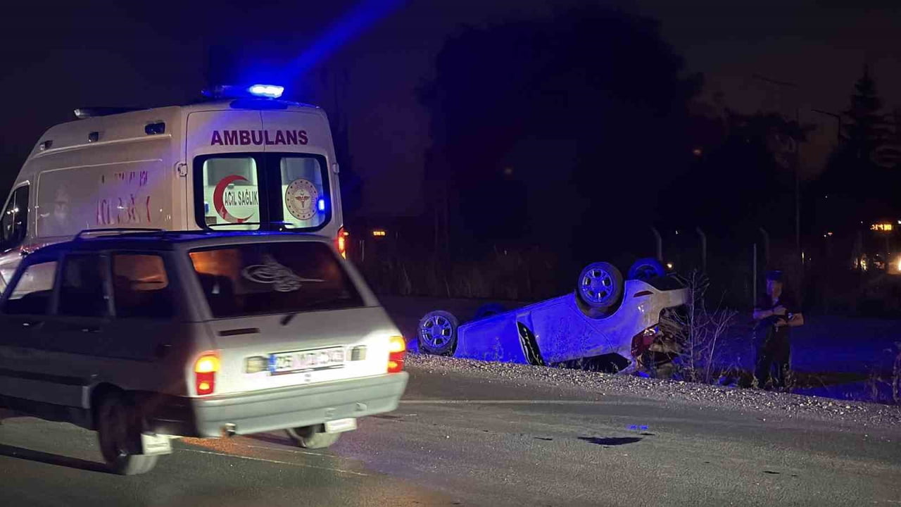 ESKİŞEHİR'DE KİMLİĞİ BELİRSİZ BİR ARACIN ARKADAN ÇARPIP KAÇMASI SONUCU KONTROLDEN ÇIKAN OTOMOBİL...