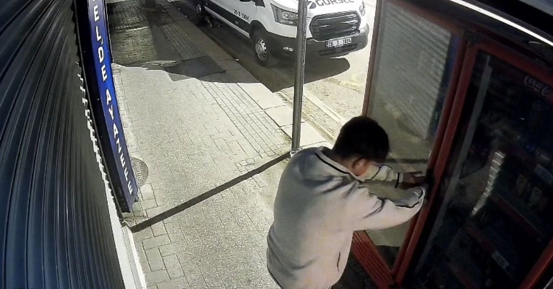ESKİŞEHİR'DE, KİMLİĞİ BELİRSİZ İKİ ÇOCUĞUN BİR MARKETİN ÖNÜNDEKİ KİLİTLİ MEŞRUBAT DOLABINI AÇMAYA...