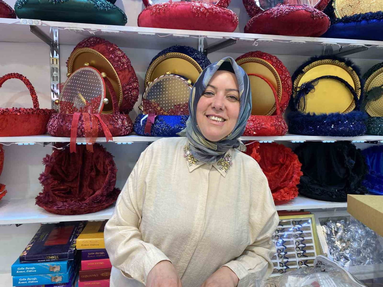 ESKİŞEHİR'DE KINA ORGANİZASYONLARINA YÖNELİK ÜRÜN SATIŞLARI YAPAN RAHİME SIVACI, KINA ÜRÜNLERİNE...