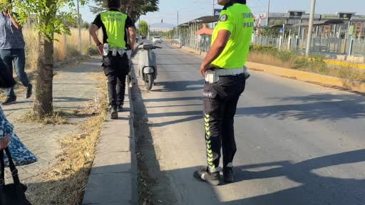 Eskişehir'de kontrolden çıkan motosiklet tramvay durağına daldı: 1 yaralı