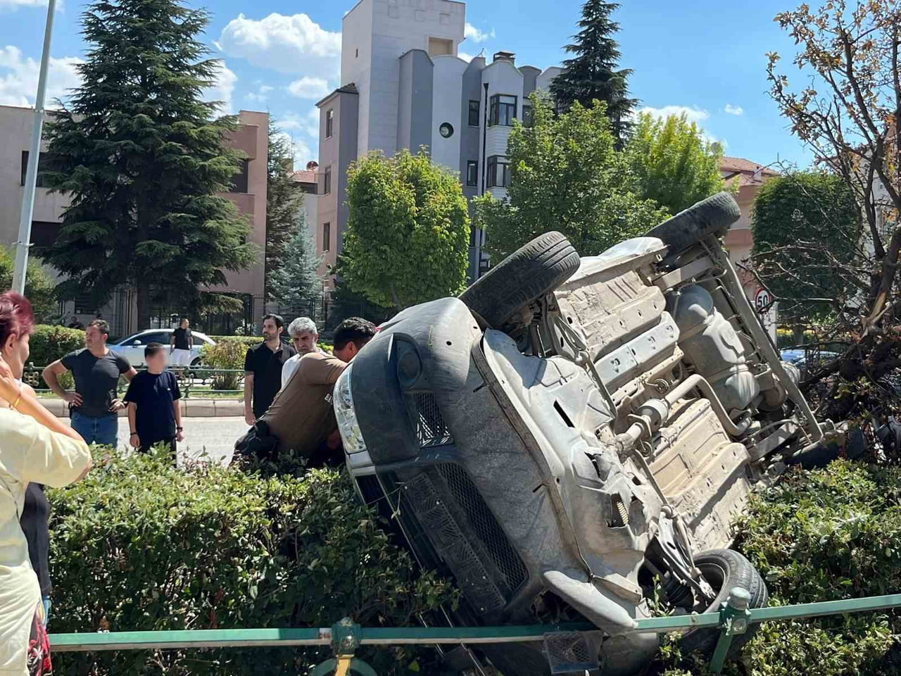 ESKİŞEHİR'DE KONTROLDEN ÇIKAN TİCARİ ARAÇ, YOL KENARINDAKİ AĞACI DEVİRDİKTEN SONRA KORKULUKLARA...
