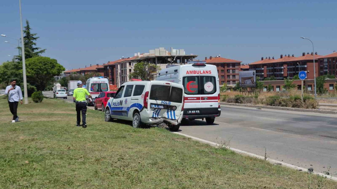 ESKİŞEHİR'DE KONTROLDEN ÇIKARAK ORTA REFÜJE ÇIKAN OTOMOBİLİN KAZASINA MÜDAHALE ETMEK İÇİN DURAN...