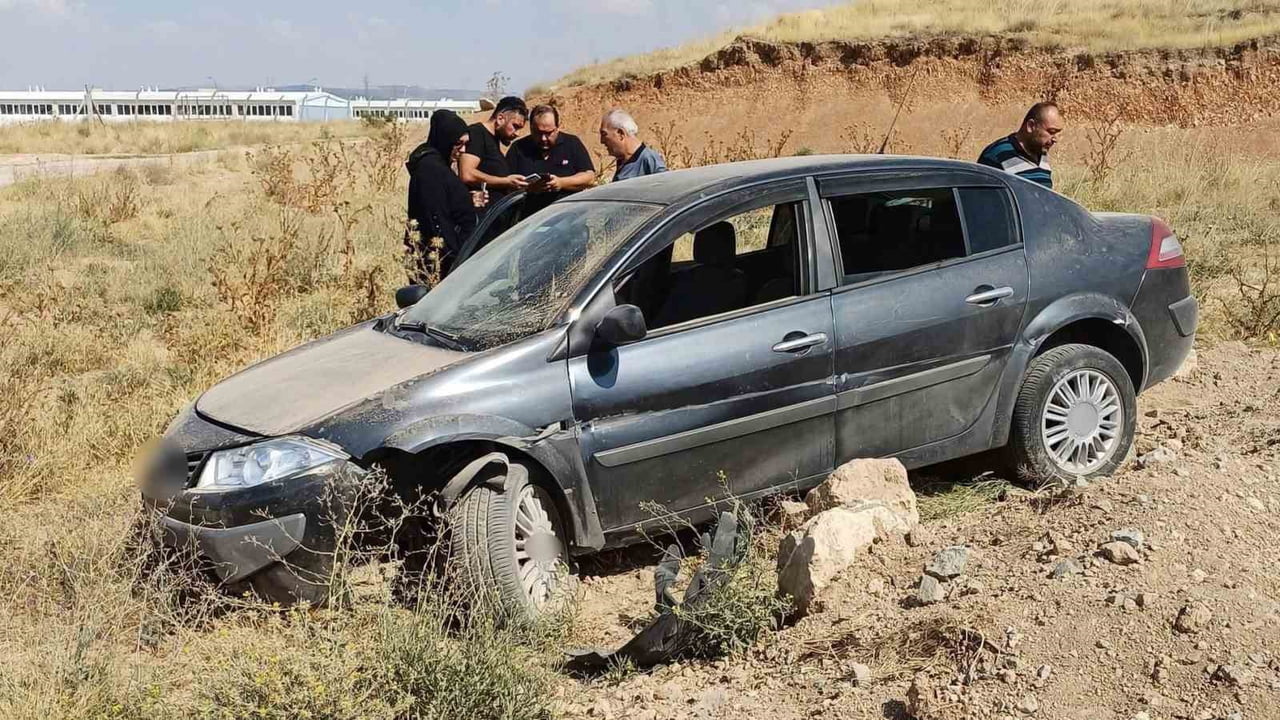 ESKİŞEHİR'DE KONTROLDEN ÇIKARAK YOLDAN ÇIKAN OTOMOBİL, BULVAR YANINDAKİ TOPRAK ALANA GİREREK...