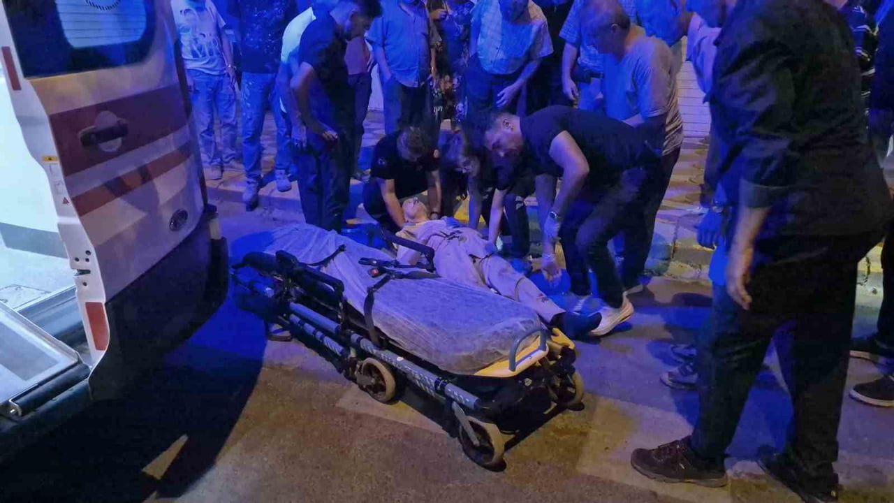 ESKİŞEHİR'DE MOTOSİKLET ÇARPMASI SONUCU YARALANAN YAŞLI ADAM HASTANEYE KALDIRILDI.