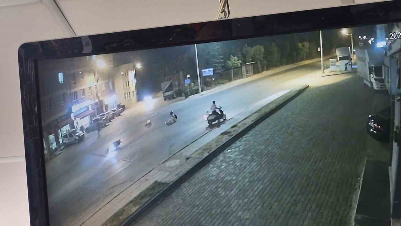 ESKİŞEHİR'DE MOTOSİKLETİN 16 YAŞINDAKİ YAYAYA ÇARPTIĞI VE 2 KİŞİNİN YARALANDIĞI KAZA ANI ÇEVREDEKİ...