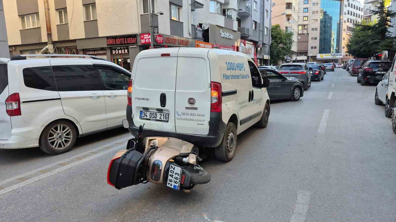 ESKİŞEHİR'DE MOTOSİKLETİN HAFİF TİCARİ ARACIN ALTINA GİRMESİ SONUCU GERÇEKLEŞEN TRAFİK KAZASI...