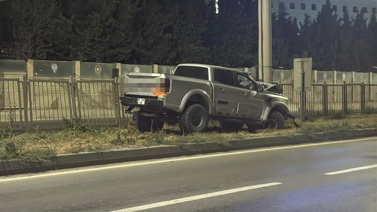 ESKİŞEHİR'DE ÖN TEKERLEĞİNDE PROBLEM YAŞANDIĞI İDDİA EDİLEN OTOMOBİL, VİRAJI ALAMAYARAK PLAKA...