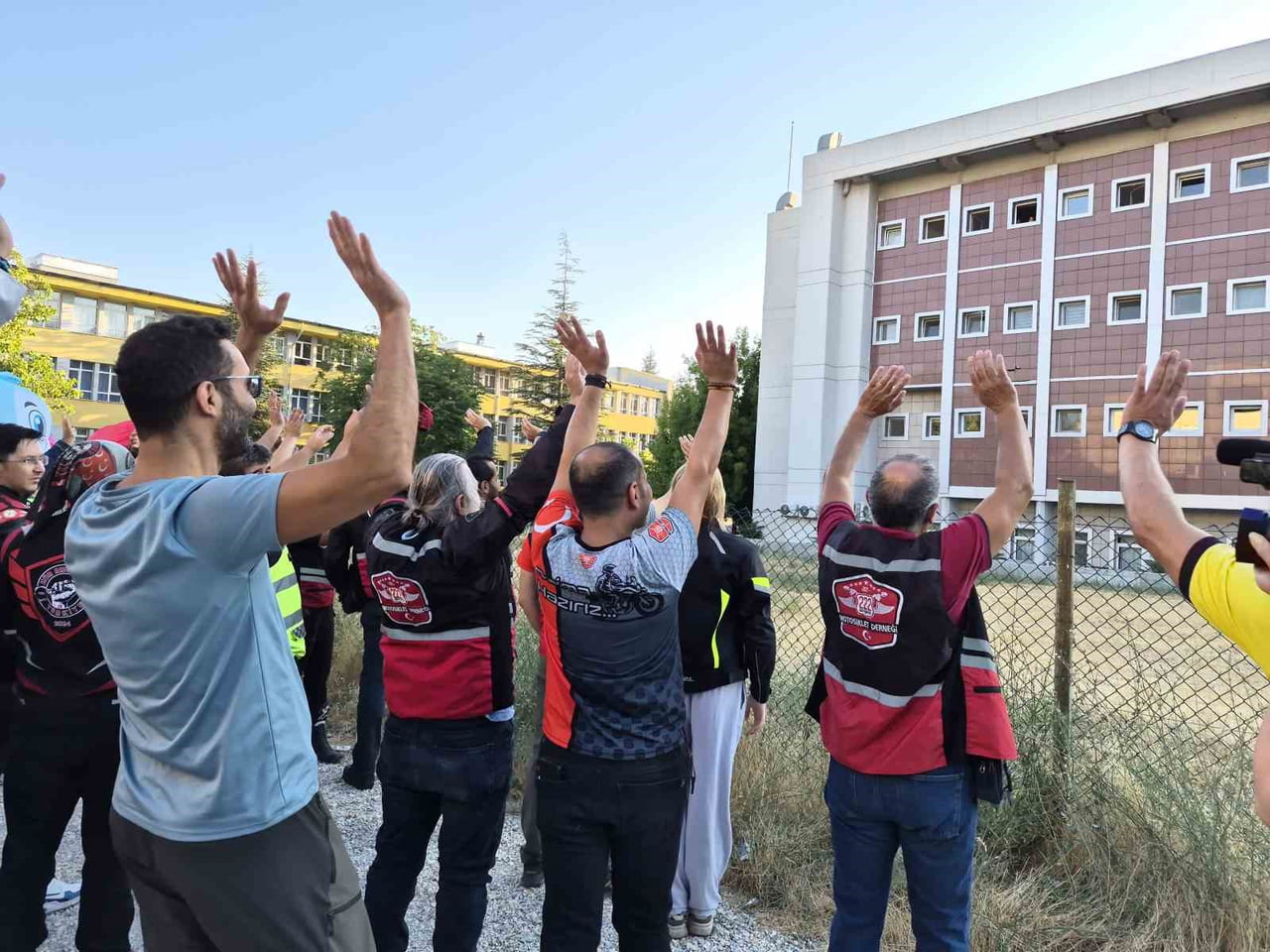 ESKİŞEHİR'DE ONKOLOJİ SERVİSİNDE YATAN ÇOCUKLARA MORAL VERMEK İSTEYEN ONLARCA MOTOSİKLETLİ, KONVOY...