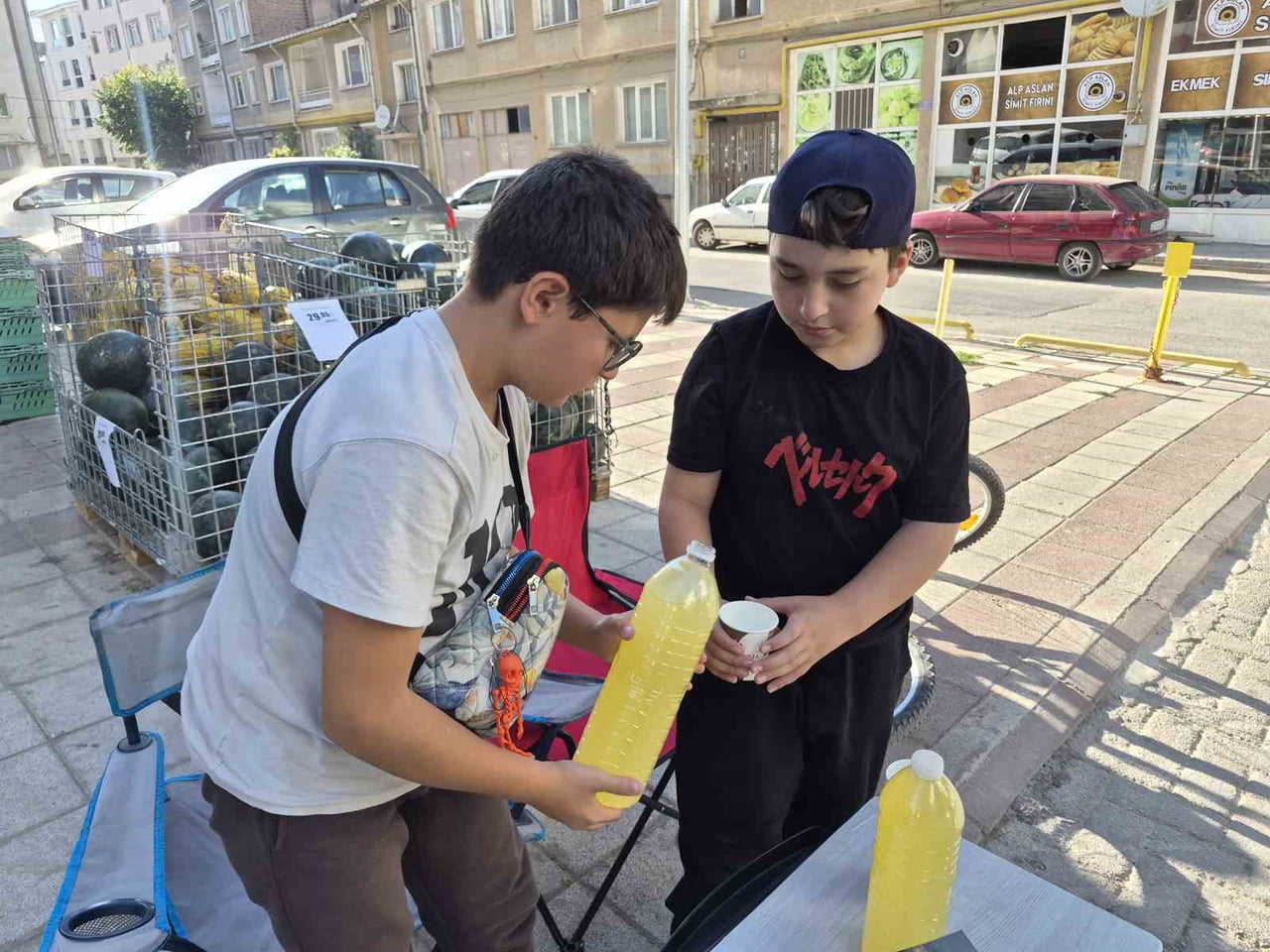 ESKİŞEHİR'DE ORTAOKULA GEÇEN İKİ ARKADAŞ, YAZ TATİLİNİ BOŞ GEÇİRMEMEK VE OKUL HARÇLIKLARINI...