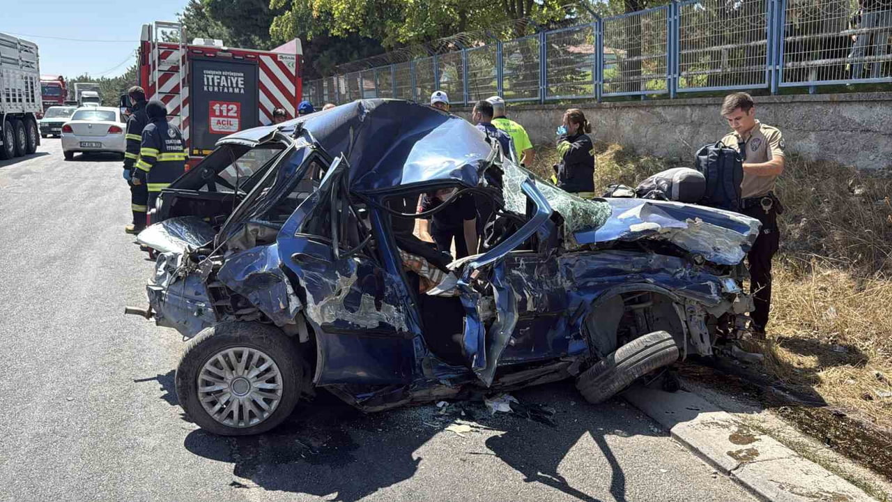 ESKİŞEHİR'DE OTOMOBİL, TIR VE BELEDİYEYE AİT ÇÖP KAMYONUNUN KARIŞTIĞI ZİNCİRLEME TRAFİK KAZASINDA...