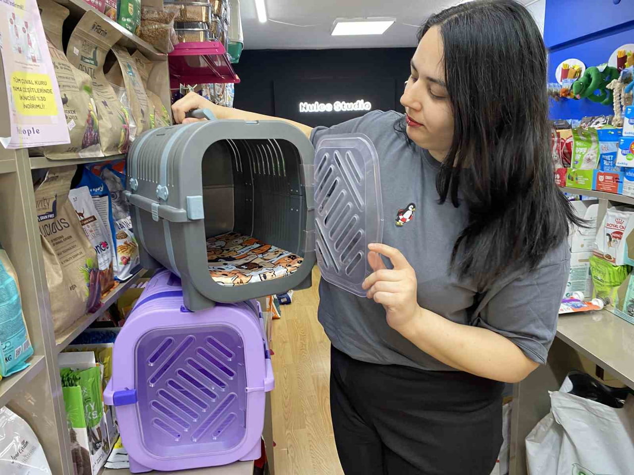 ESKİŞEHİR'DE PETSHOP İŞLETMECİSİ OLAN GÜLCE ÖZDAMAR, EVCİL HAYVANLARIN BU SICAK HAVALARDAN...