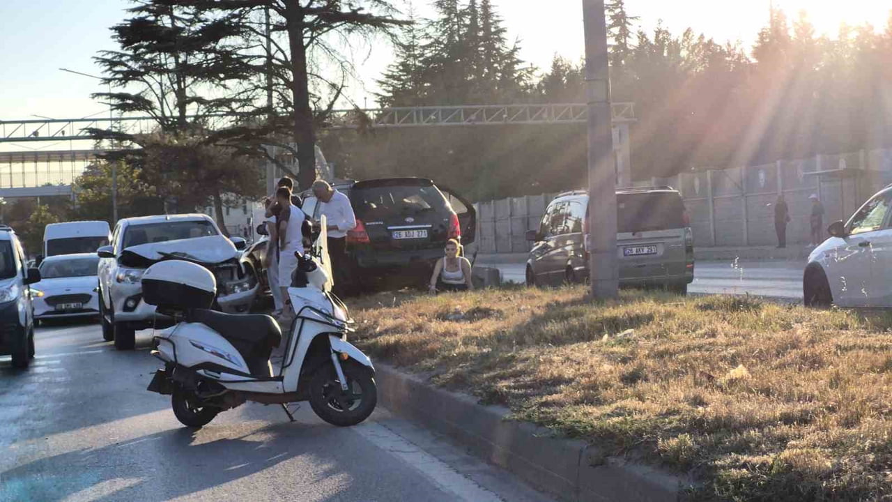 ESKİŞEHİR'DE PİKAP ARAÇLA ÇARPIŞAN OTOMOBİLİN ORTA REFÜJE ÇIKTIĞI KAZA, MADDİ HASARLA...