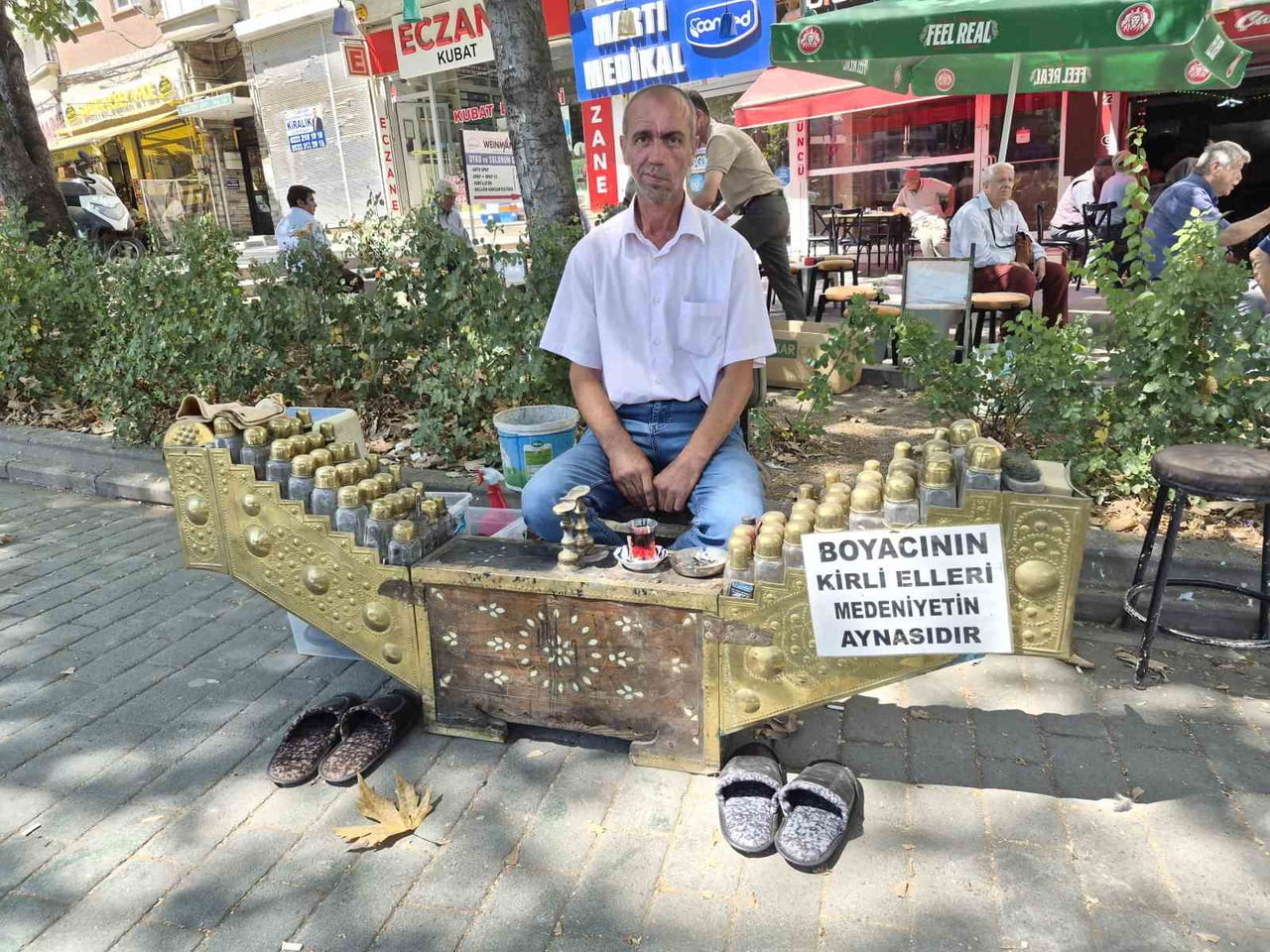 ESKİŞEHİR'DE SEYYAR ESNAFLIK YAPAN AYAKKABI BOYACISI ORHAN KURUÇ, TEZGAHINA ASTIĞI YAZI İLE...