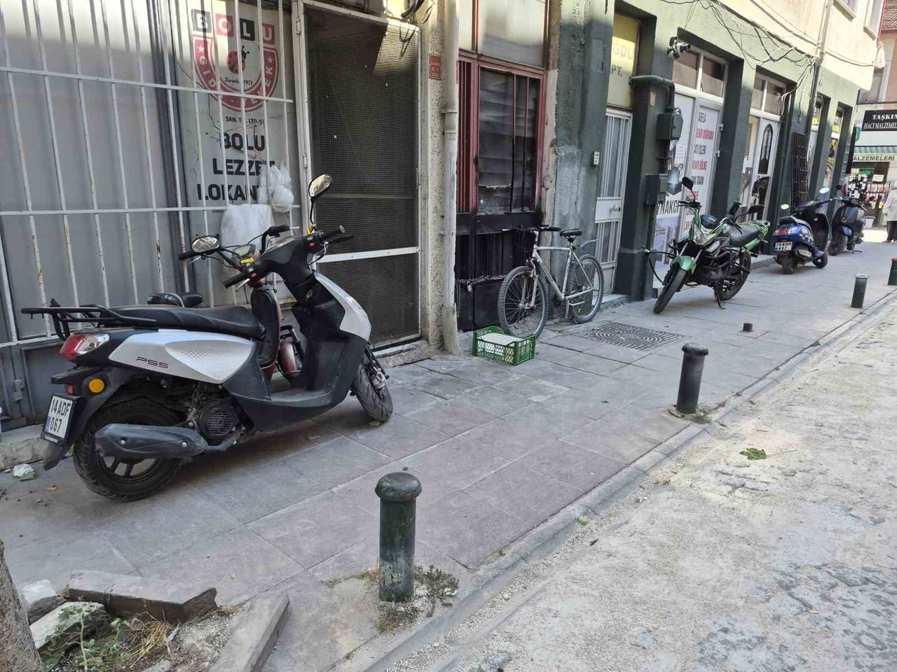 ESKİŞEHİR'DE SOKAKLARIN ÜZERİNDEKİ KALDIRIMLARA PARK EDİLEN MOTOSİKLETLER, ÇÖP KONTEYNERLERİ VE...