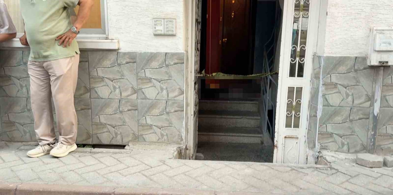 ESKİŞEHİR'DE SOKAKTA YÜRÜRKEN DÜŞEN 72 YAŞINDAKİ ADAM, MAHALLE SAKİNLERİNİN YARDIMIYLA EVİNE KADAR...