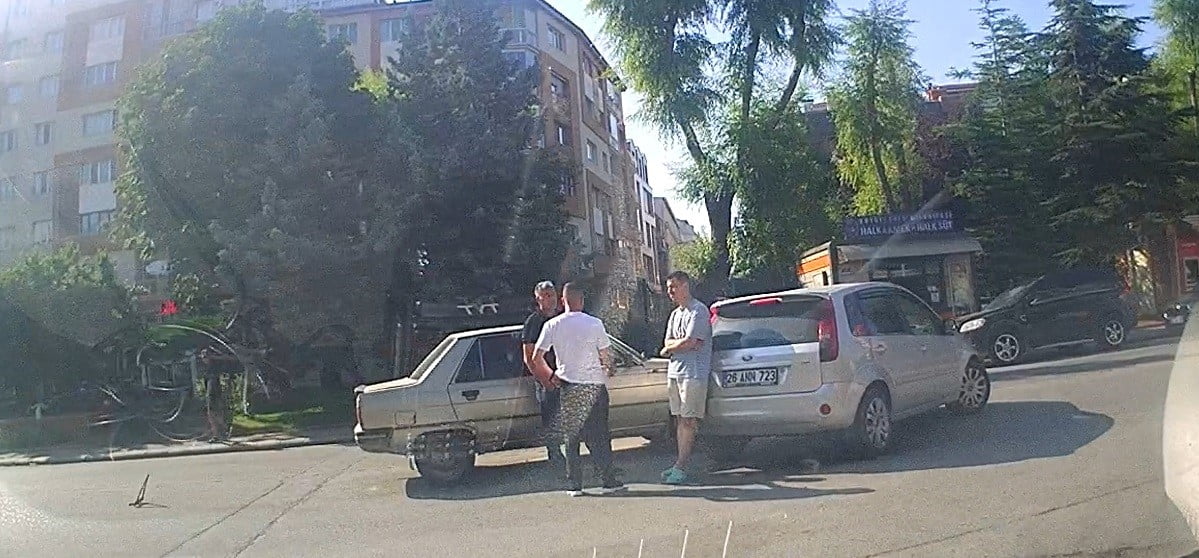 ESKİŞEHİR'DE SOKAKTAN CADDEYE ÇIKAN OTOMOBİLİN SEYİR HALİNDEKİ BİR BAŞKA ARAÇLA ÇARPIŞMASI SONUCU...
