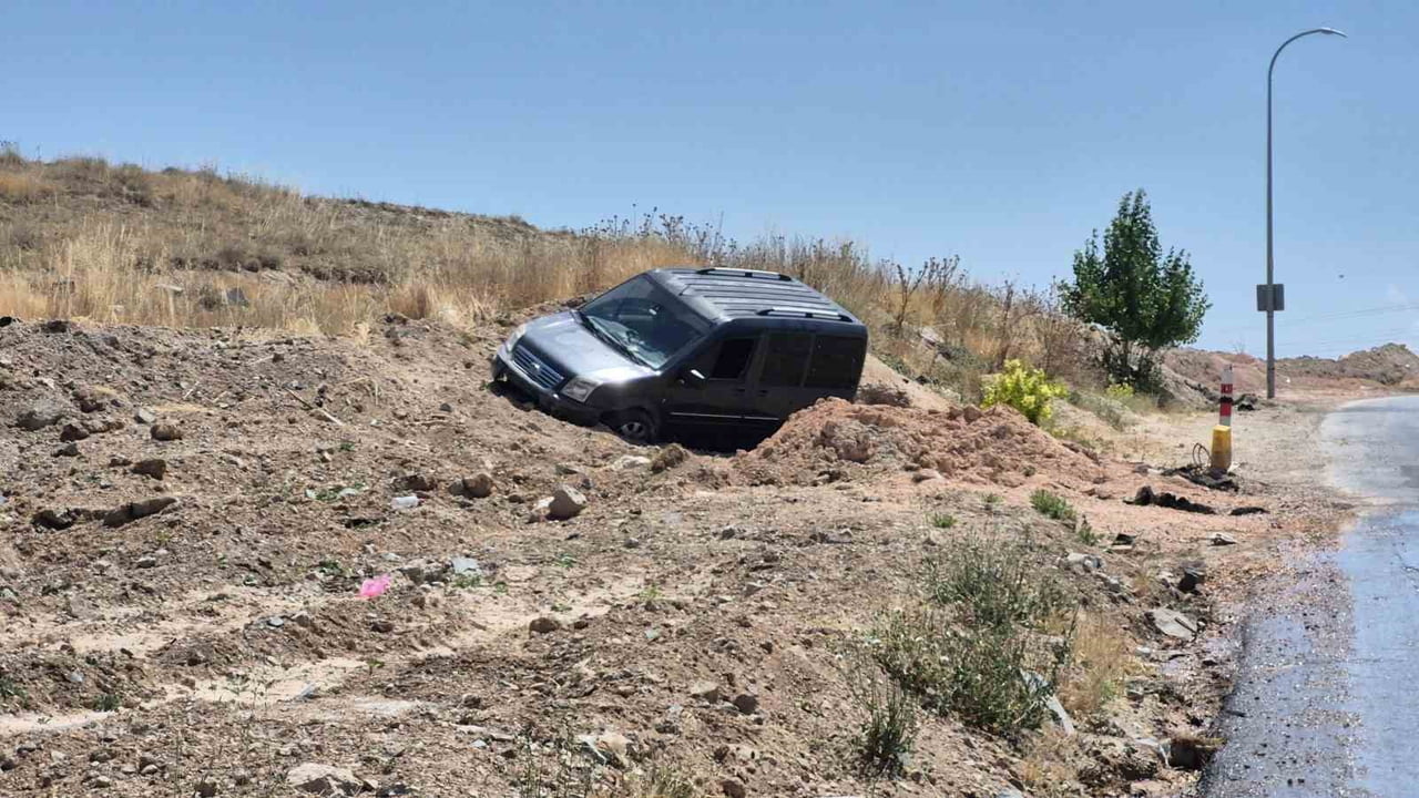 ESKİŞEHİR'DE SÜRÜCÜSÜNÜN KONTROLÜNDEN ÇIKAN HAFİF TİCARİ ARACIN YOL KENARINDAKİ TOPRAK ALANA...