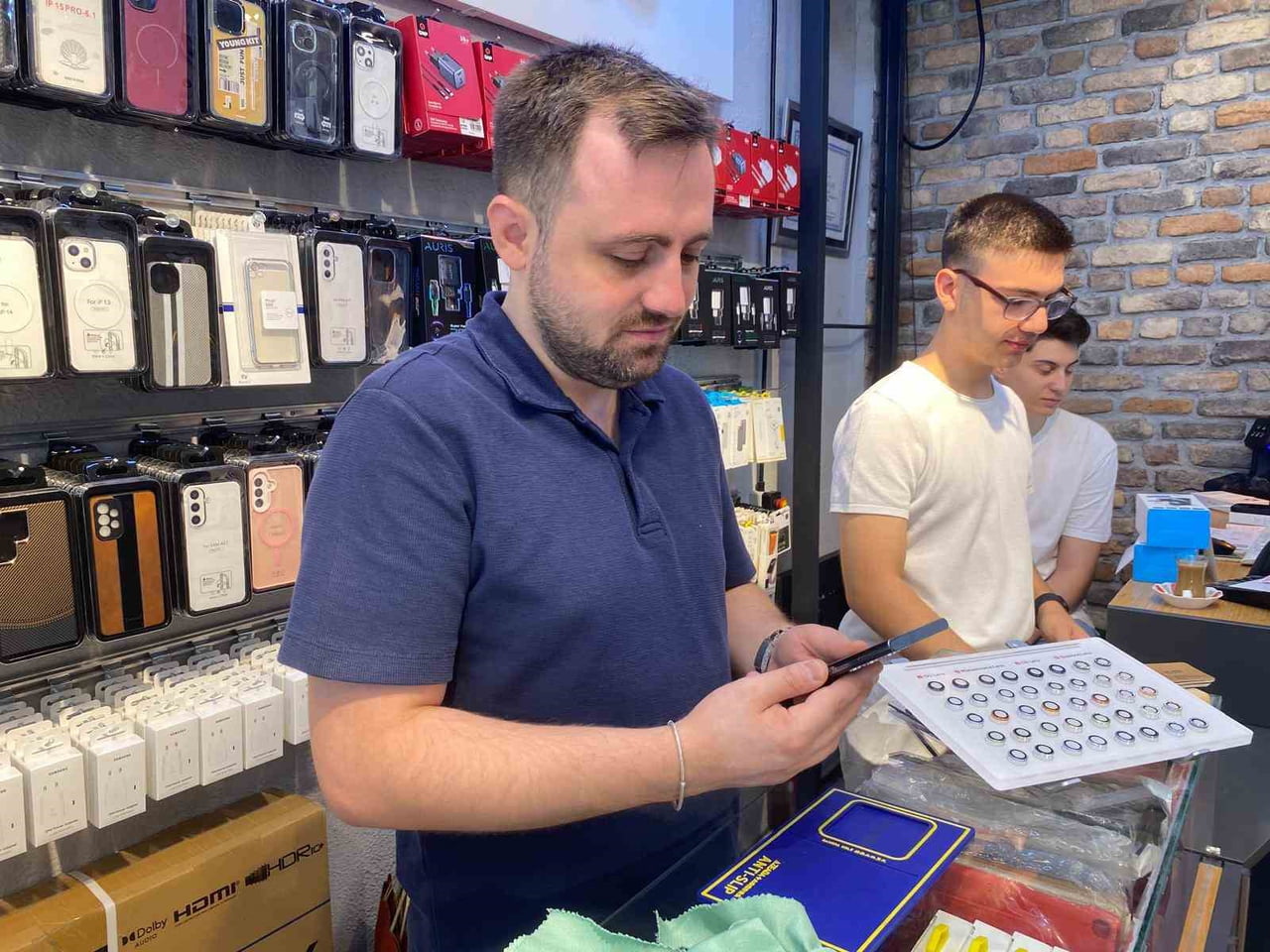 ESKİŞEHİR'DE TELEFONCULUK YAPAN YİĞİT AYTEKİ, SICAK HAVALARDAN CEP TELEFONLARININ KORUNMASI...