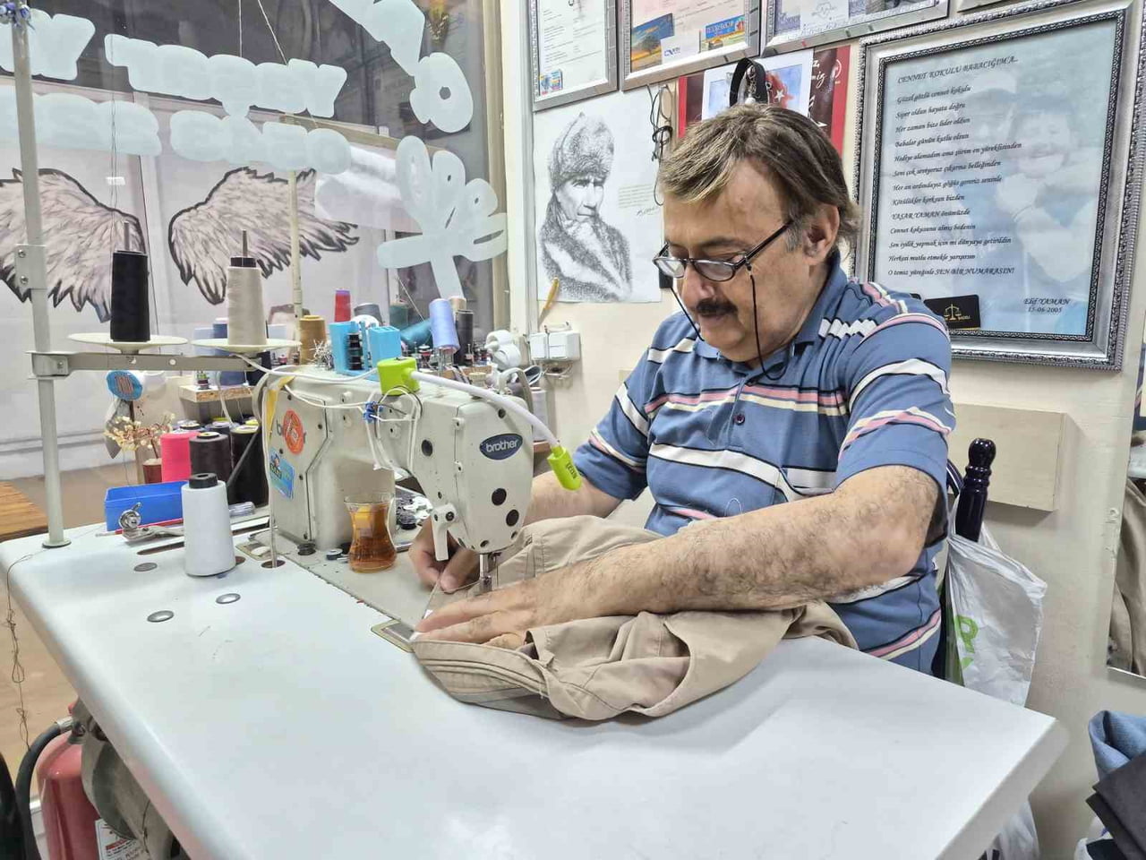 ESKİŞEHİR'DE TERZİLİK YAPAN YAŞAR KEMAL, YILLARDIR SEVEREK İCRA ETTİĞİ MESLEĞİNDE BOZULAN KUMAŞ...