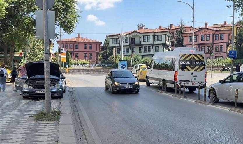 ESKİŞEHİR'DE YABANCI PLAKALI BİR OTOMOBİLDEN YOLA SIZAN MOTOR YAĞI NEDENİYLE KAYGANLAŞAN BULVARDA...