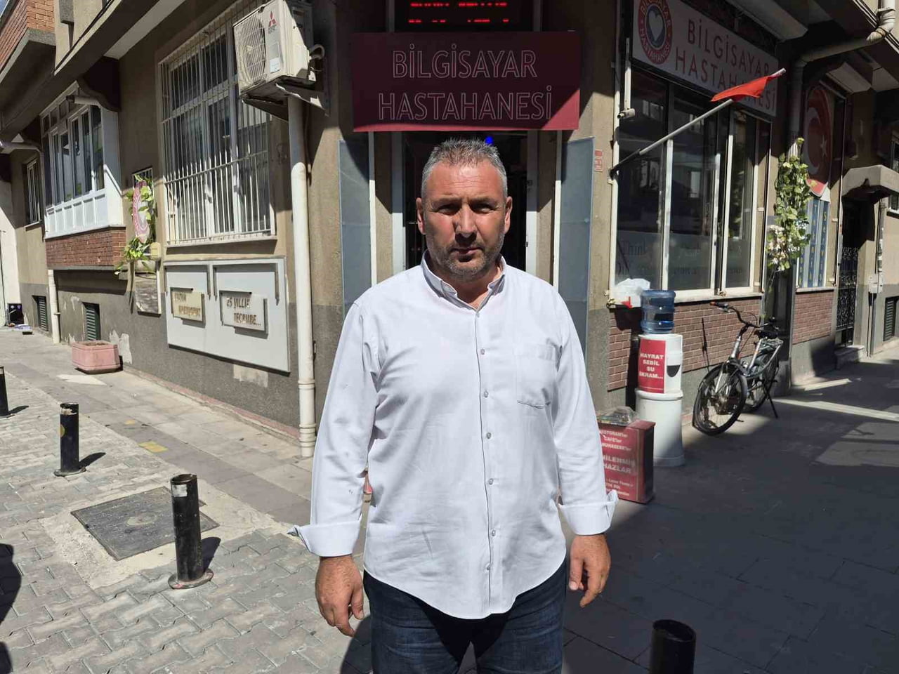 ESKİŞEHİR'DE YAKLAŞIK 30 YIL ÖNCE EŞİNİN 5 BİLEZİĞİNİ BOZDURUP DA AÇTIĞI DÜKKANI EMEKLİLİĞİNİN...