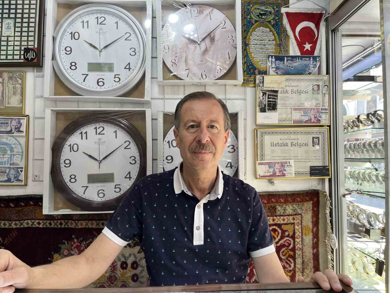 ESKİŞEHİR'DE YAKLAŞIK 50 YILDIR SAAT TAMİRCİLİĞİ YAPAN MUZAFFER YÜRÜTÜCÜ, AKILLI SAATLERİN...