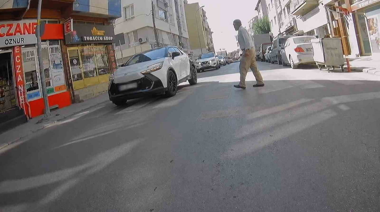 ESKİŞEHİR'DE YAYA GEÇİDİNDE ÖNCELİK TANIMAYAN SÜRÜCÜ MOTOSİKLET KAMERASIYLA...