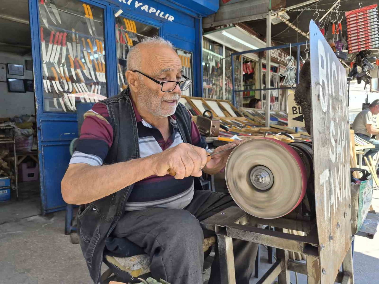 ESKİŞEHİR'DEKİ SICAK SULAR ÇARŞISI'NIN EN YAŞLI ESNAFLARINDAN OLAN VE YILLARDIR GÖNLÜNÜ VERDİĞİ...
