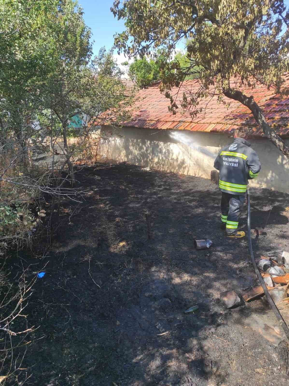 ESKİŞEHİR'İN ÇİFTELER İLÇESİNDE MÜSTAKİL BİR EVİN BAHÇESİNDE BAŞLAYAN VE AHIRA SIÇRAYAN YANGIN...