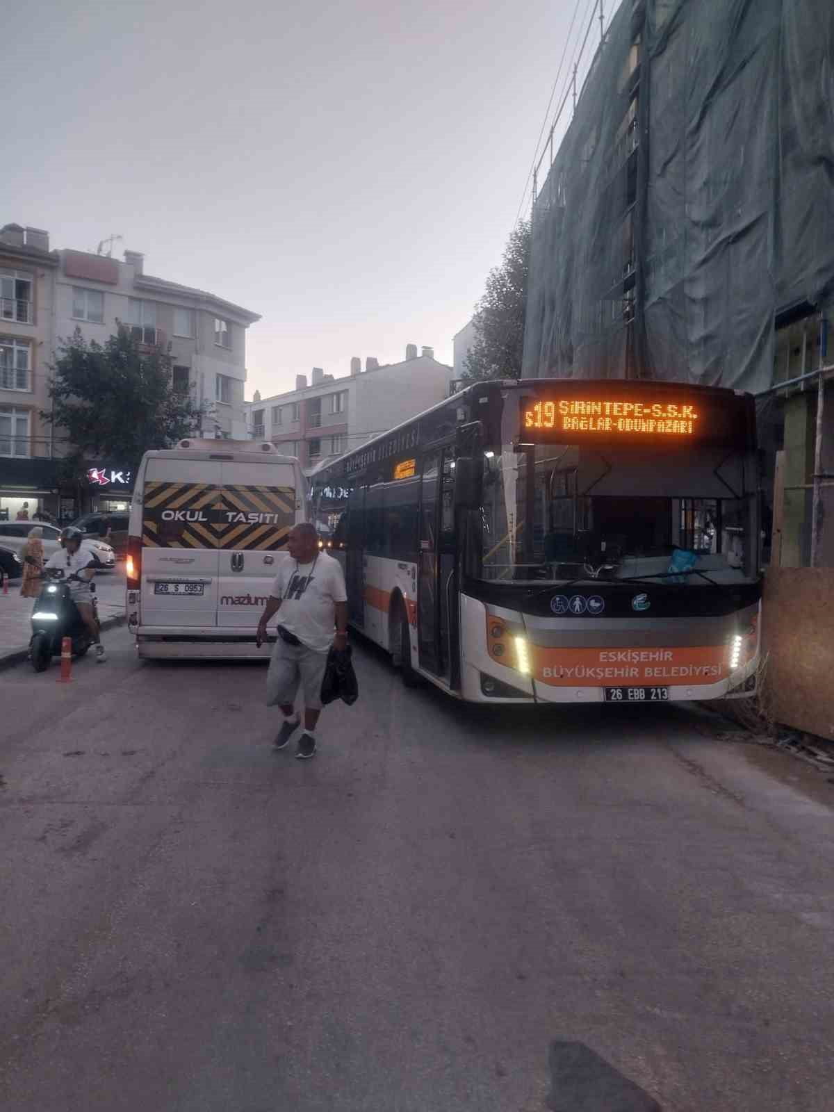 ESKİŞEHİR'İN İŞLEK BİR CADDESİNDE HATALI ŞEKİLDE PARK EDİLEN SERVİS ARACI SEBEBİYLE TRAFİK...