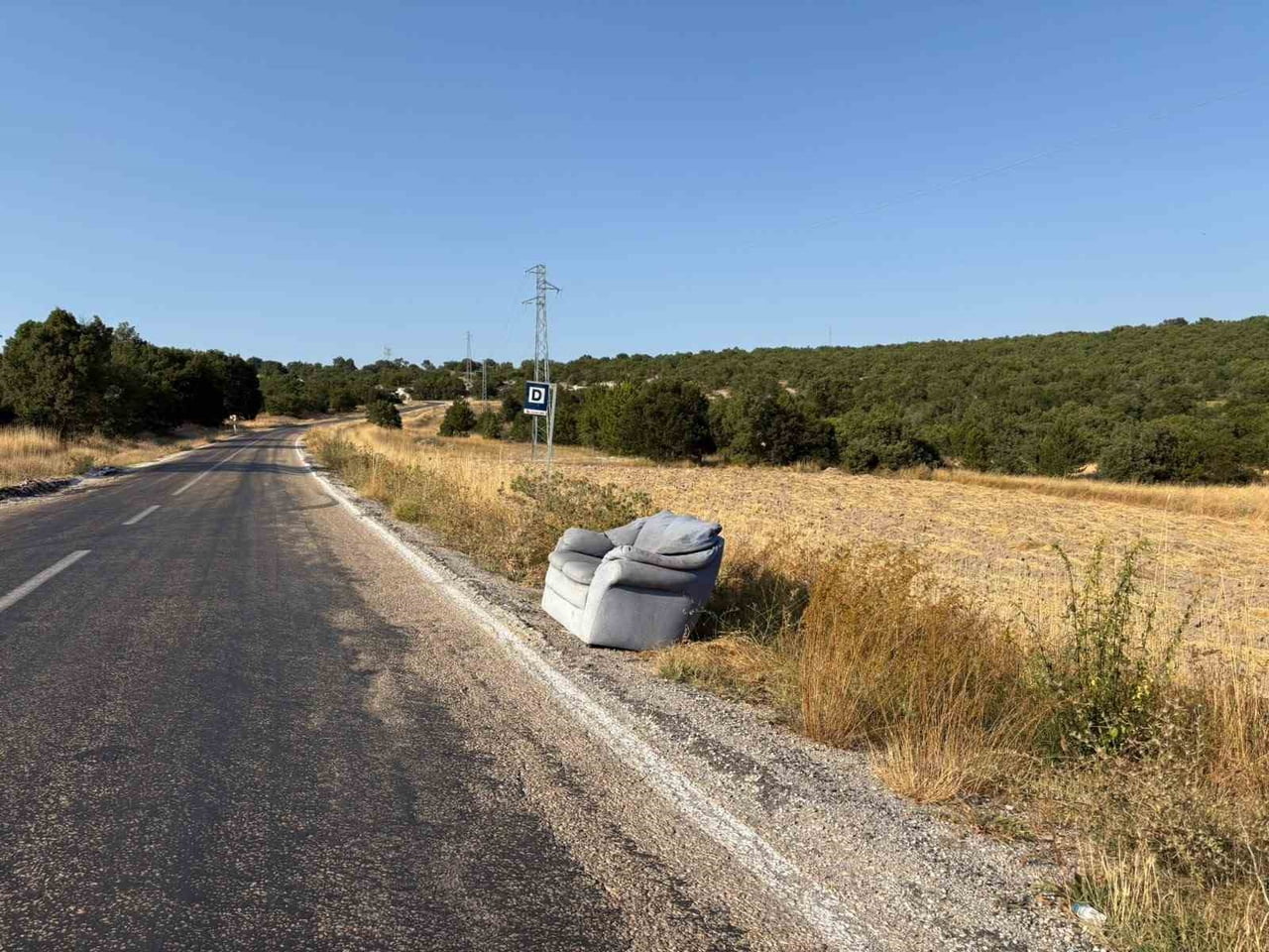 ESKİŞEHİR'İN KIRSAL MAHALLELERİNDEN BİRİNDE TOPLU TAŞIMA BEKLEYEN VATANDAŞLAR, OTOBÜS DURAĞI...
