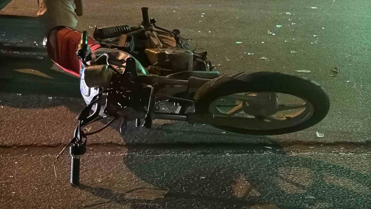 ESKİŞEHİR'İN ODUNPAZARI İLÇESİNDE OTOMOBİLLE ÇARPIŞAN PLAKASIZ MOTOSİKLETTEKİ SÜRÜCÜ VE YOLCU...