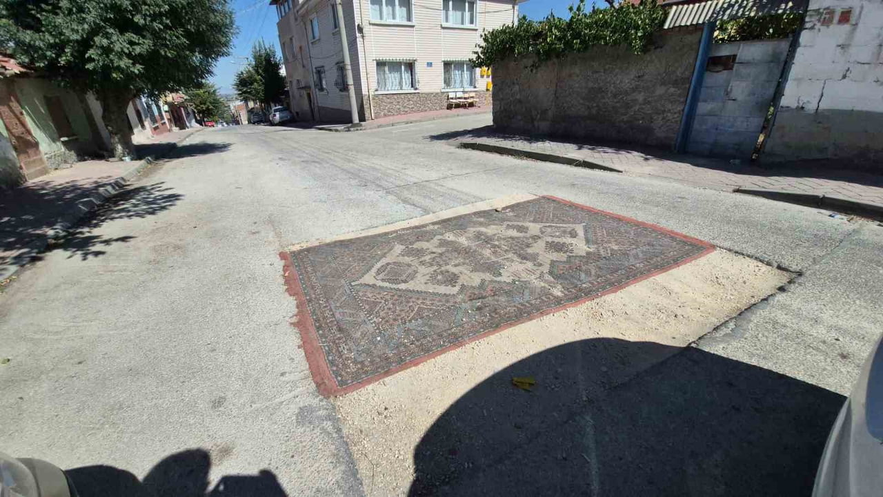 ESKİŞEHİR'İN ODUNPAZARI İLÇESİNE BAĞLI ERENKÖY MAHALLESİ'NDE YOLDA OLUŞAN DERİN ÇUKUR, SÜRÜCÜLERE...