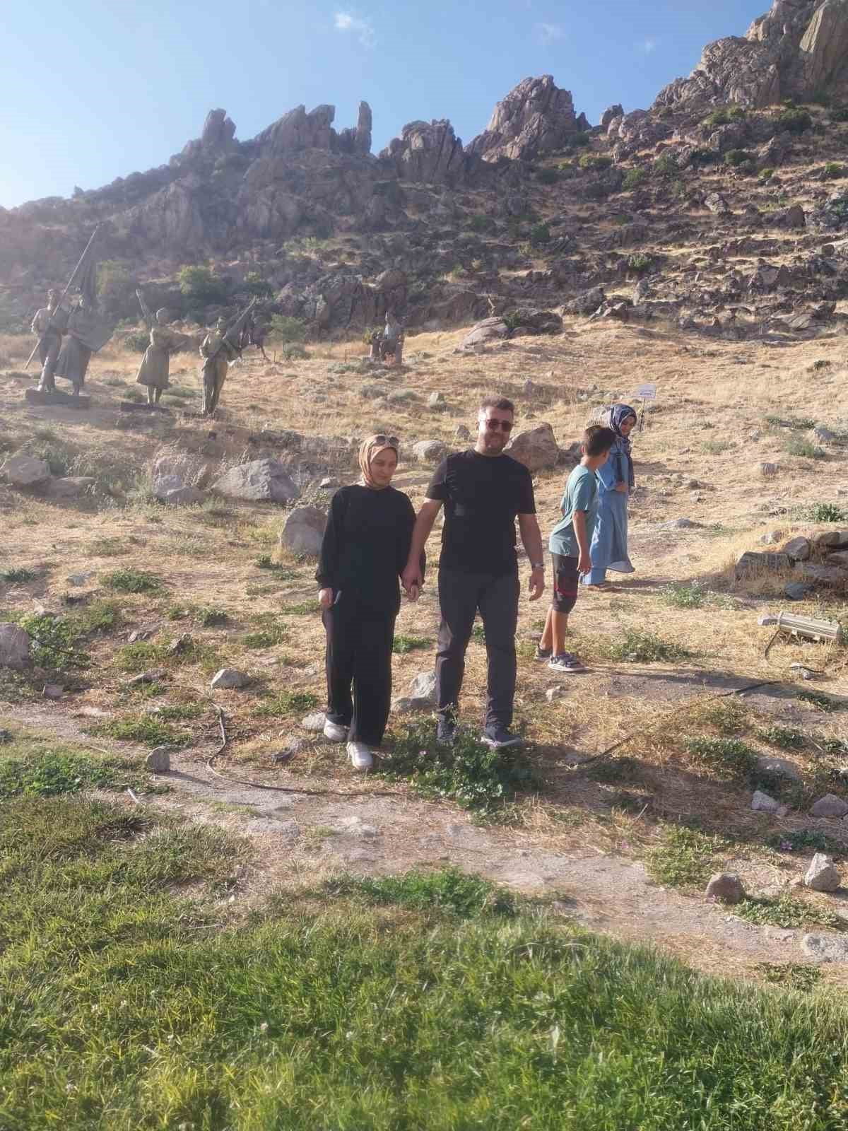 ESKİŞEHİR'İN SİVRİHİSAR İLÇESİNDE BULUNAN METİN YURDANUR AÇIK HAVA HEYKEL MÜZESİ, YERLİ VE YABANCI...