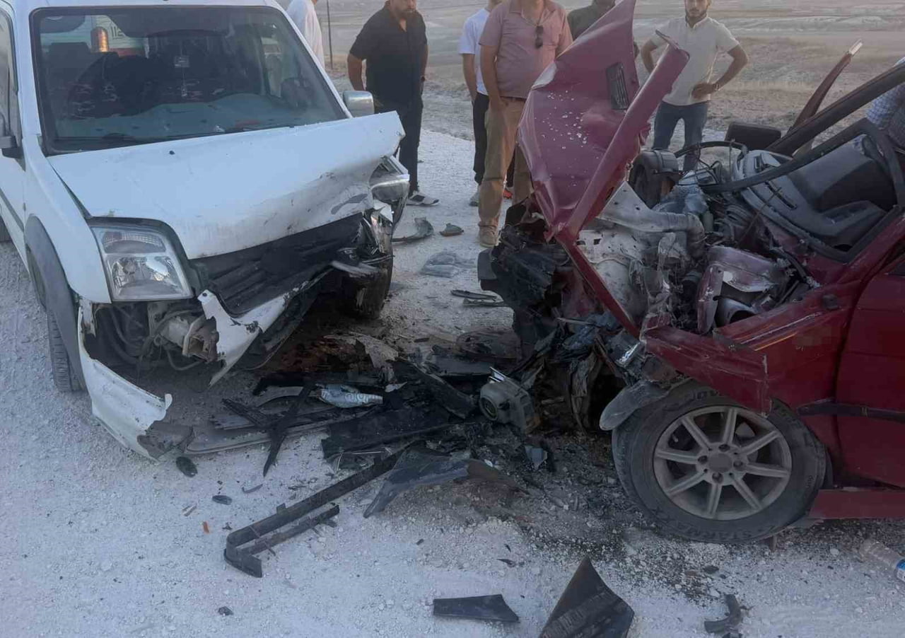 ESKİŞEHİR'İN SİVRİHİSAR İLÇESİNDE OTOMOBİL İLE HAFİF TİCARİ ARACIN KAFA KAFAYA ÇARPIŞMASI SONUCU...