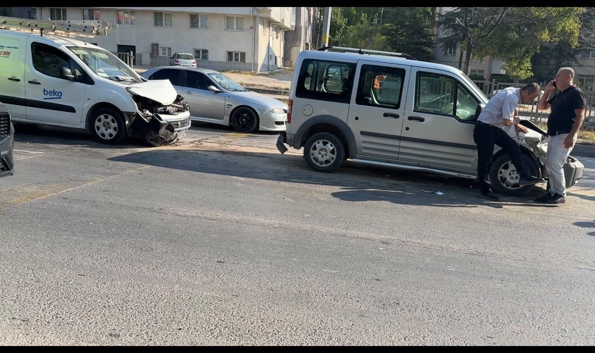 ESKİŞEHİR'İN TEPEBAŞI İLÇESİNDE ÇEVREYOLUNUN ANKARA İSTİKAMETİNDE 4 ARACIN KARIŞTIĞI ZİNCİRLEME...