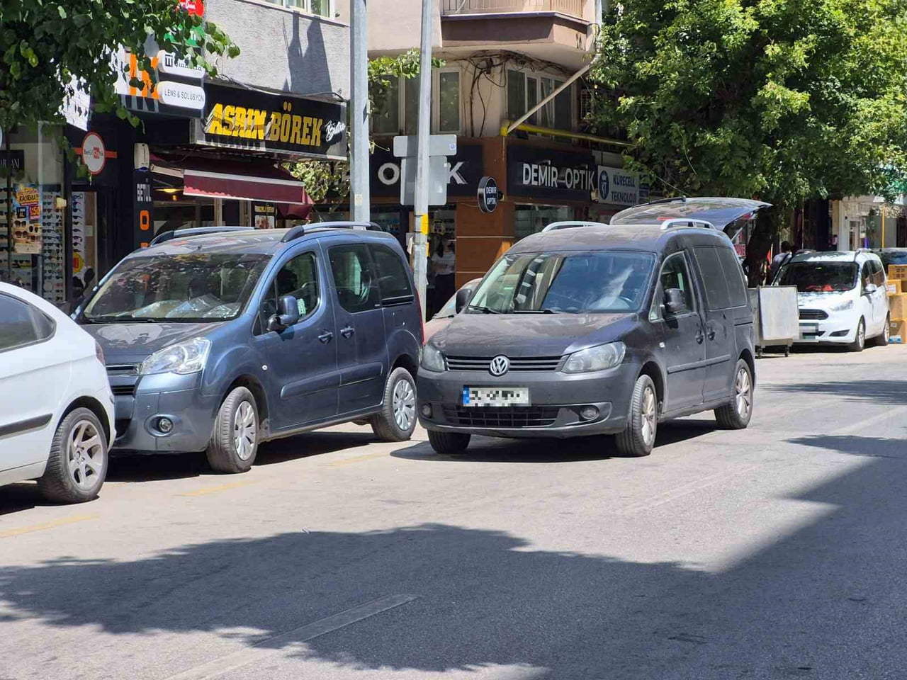 ESKİŞEHİR'İN YOĞUN CADDELERİNDEN BİRİNCE ARAÇLARIN ÇİFT SIRA HALİNDE PARK ETMESİ TRAFİK AKIŞINI...
