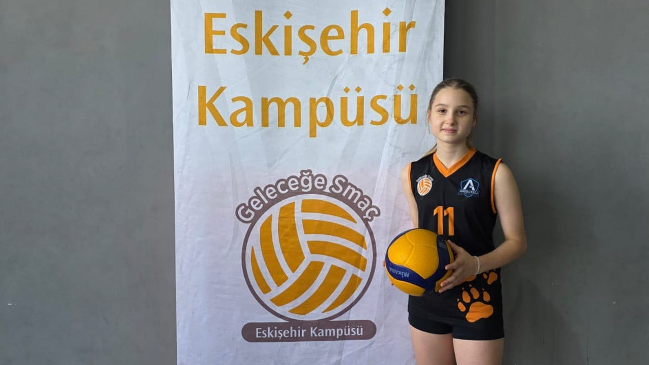 ESKİŞEHİR ANADOLU KOLEJ SPOR KULÜBÜ'NDE YETİŞEN 2015 DOĞUMLU GENÇ VOLEYBOLCU, TÜRKİYE'NİN KÖKLÜ...
