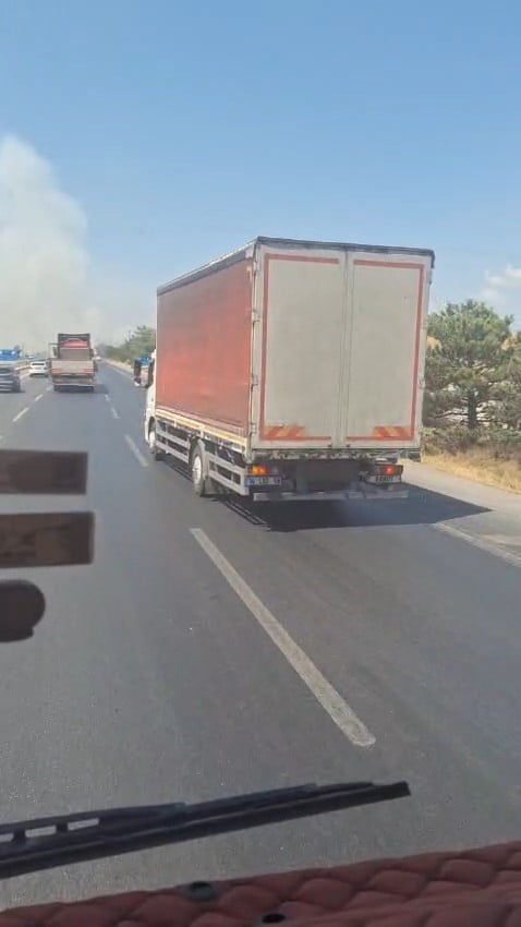 ESKİŞEHİR-BURSA KARAYOLUNDA HENÜZ BİLİNMEYEN BİR NEDENLE OTLUK ALANDA ÇIKAN YANGIN, ESKİŞEHİR...