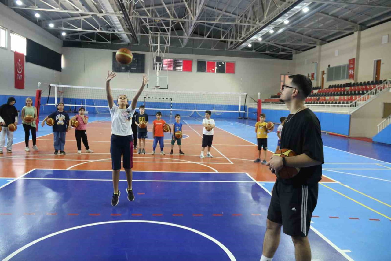 ESKİŞEHİR’DE 14 YILDIR BASKETBOL ANTRENÖRLÜĞÜ YAPAN İŞİTME ENGELLİ BASKETBOL ANTRENÖRÜ FİKRET...