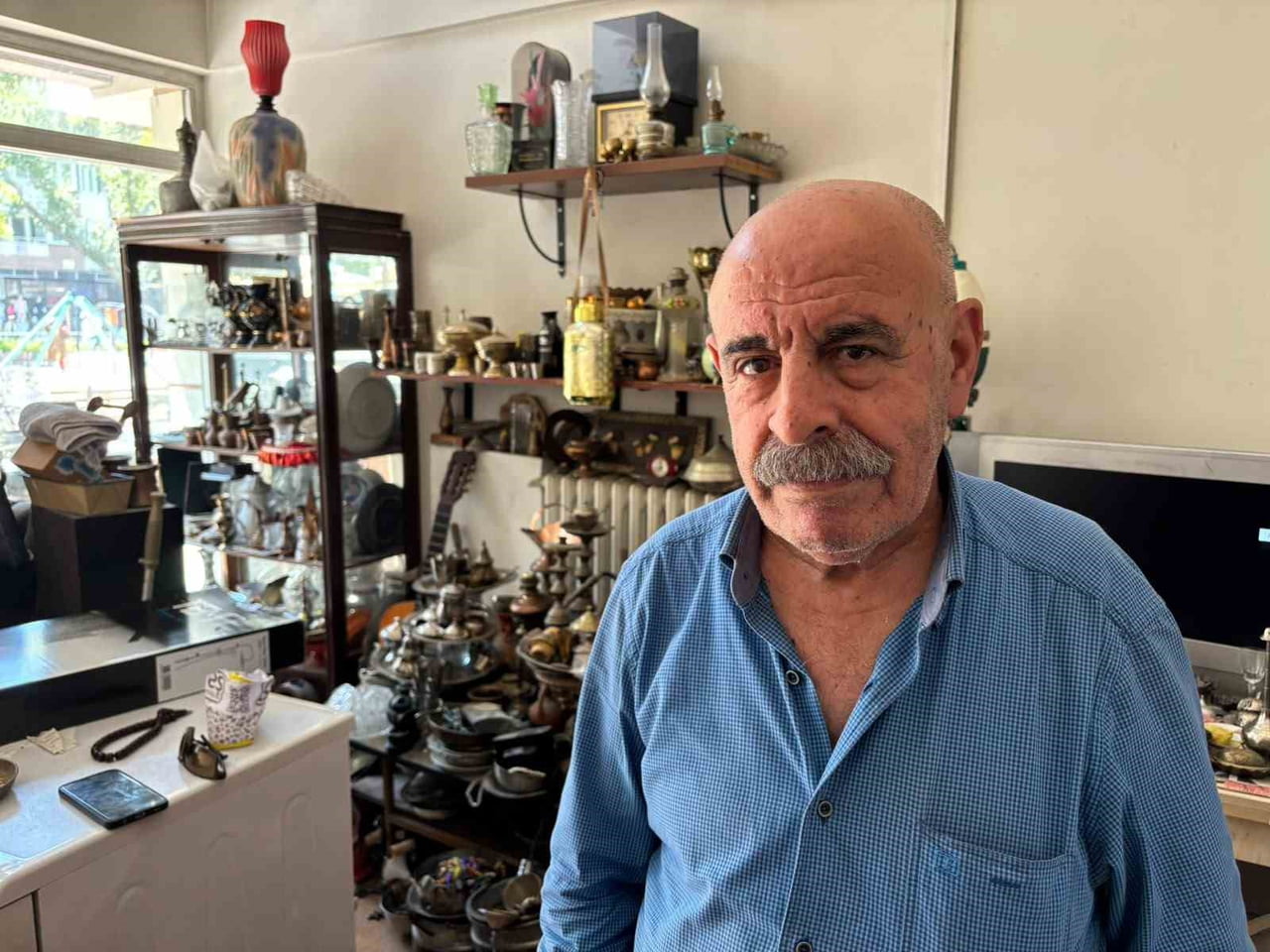 ESKİŞEHİR’DE 20 YILI AŞKIN SÜREDİR ANTİKACILIK YAPAN 78 YAŞINDAKİ HAMZA ABAY, AĞABEYİNDEN...