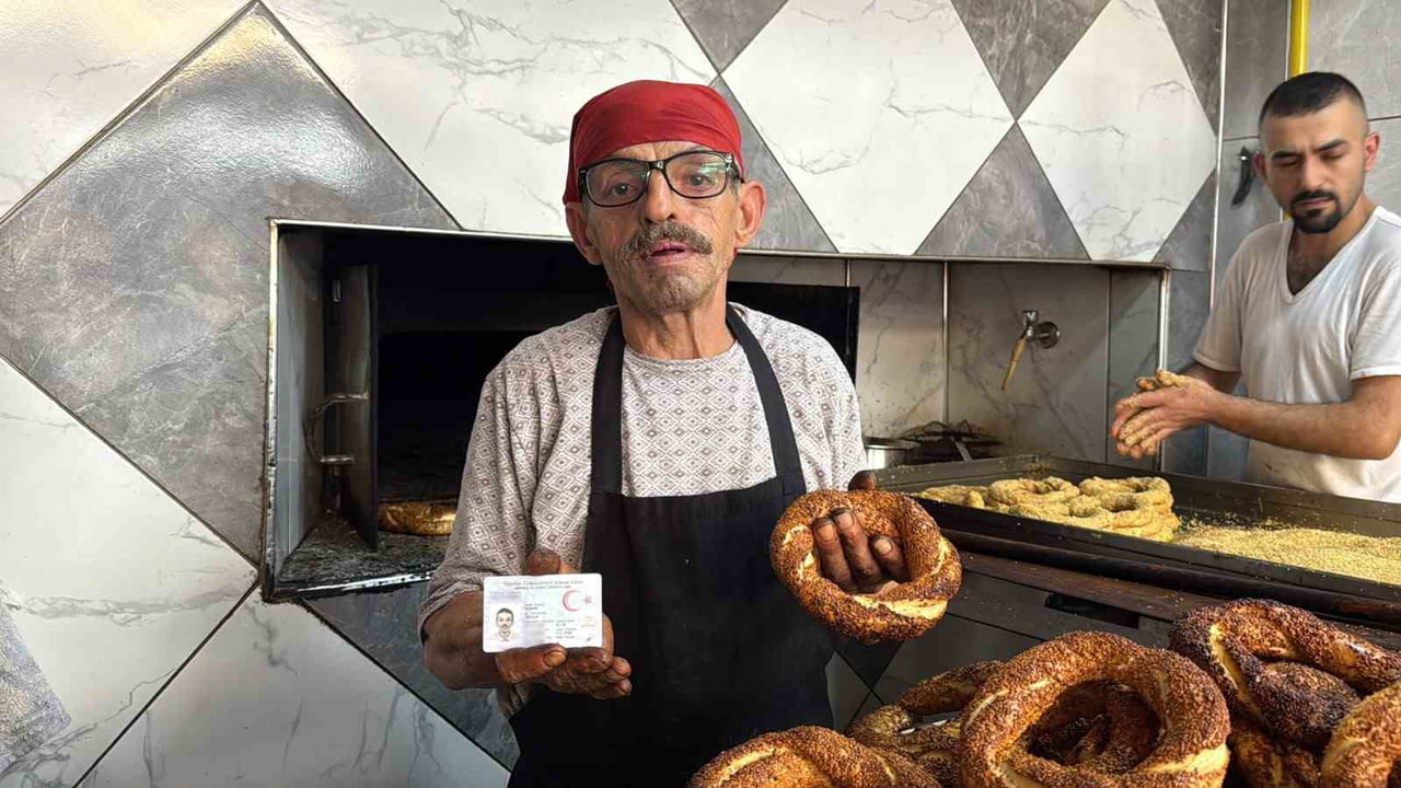 ESKİŞEHİR’DE BABA MESLEĞİNİ 45 YILDIR SÜRDÜREN 59 YAŞINDAKİ SİMİT USTASI SELÇUK SUSAM