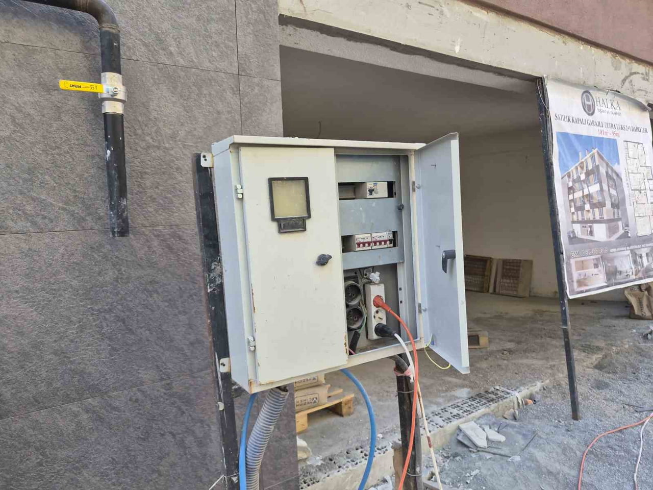 ESKİŞEHİR’DE BİR İNŞAATA AİT KAPAĞI AÇIK VE KABLOLARI DIŞARIDA BIRAKILAN ELEKTRİK PANOSU...