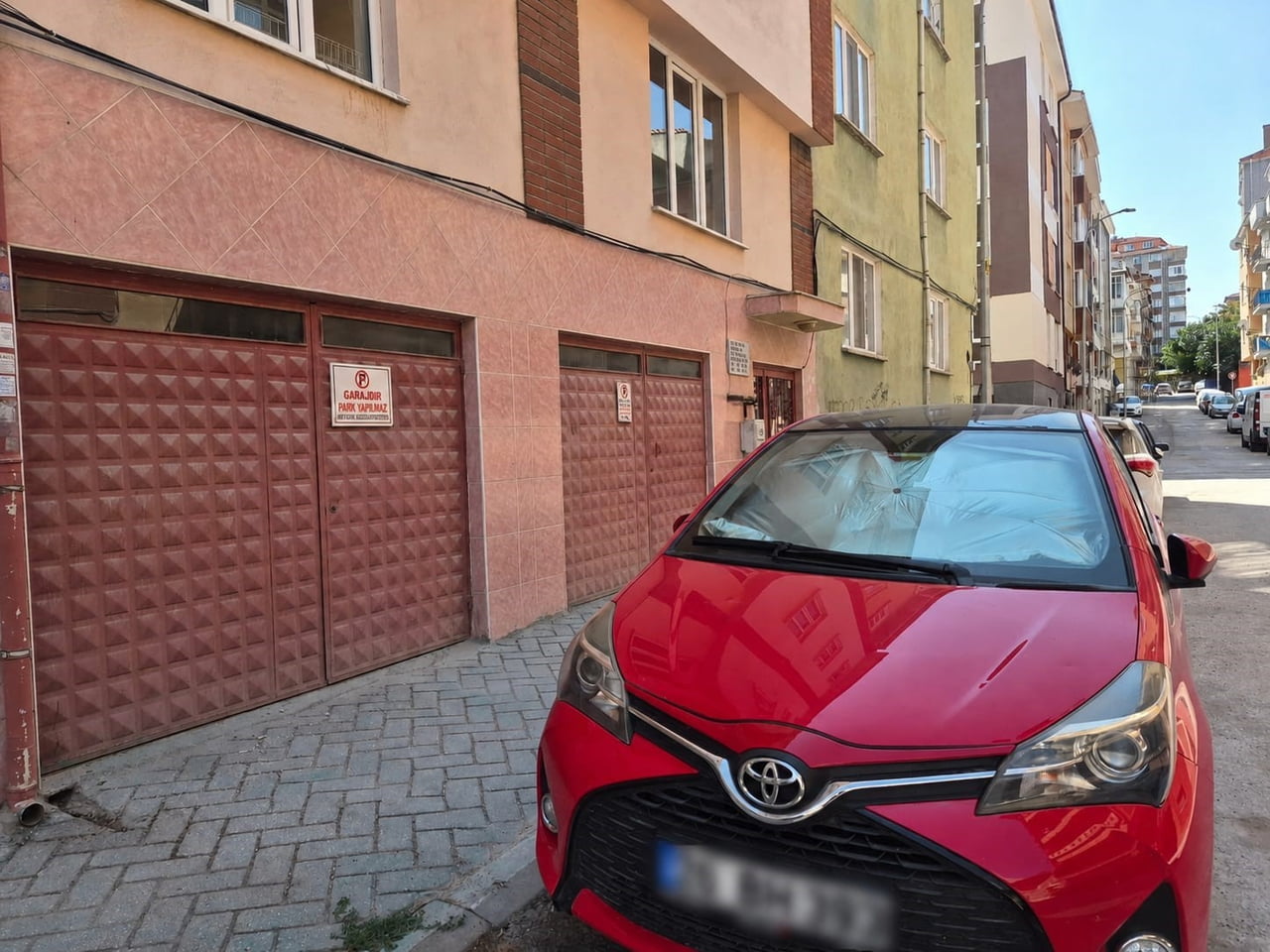 ESKİŞEHİR’DE GARAJ KAPILARININ ÖNÜNE OTOMOBİLLERİNİ PARK EDEN DUYARSIZ SÜRÜCÜLER, UYARILARA...